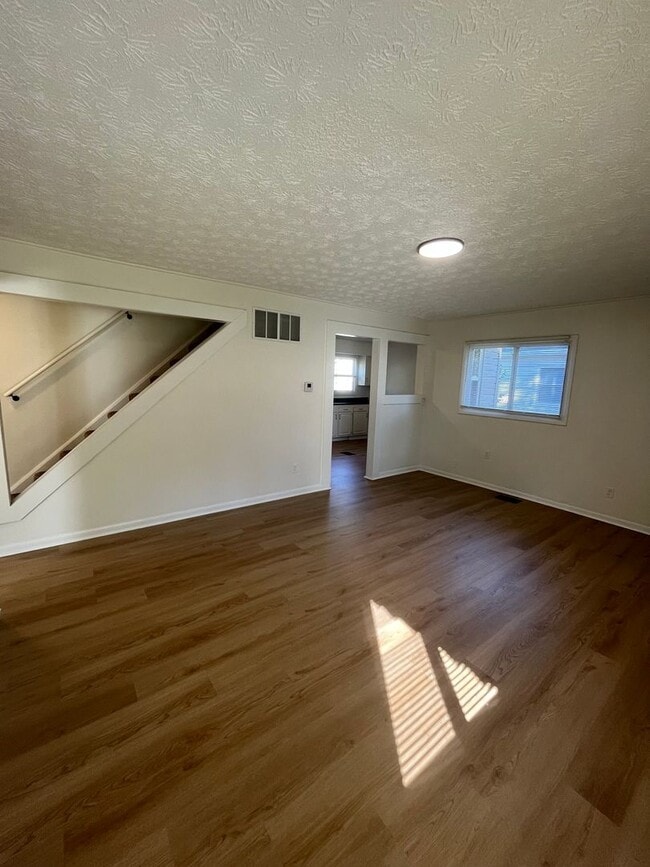 Building Photo - 3 Bedroom 1.5 Bathroom Home with Fenced in...