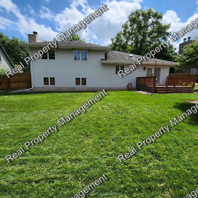 Building Photo - Well Maintained Schererville Tri-Level