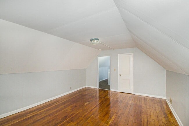 Building Photo - 902 W Lapeer St
