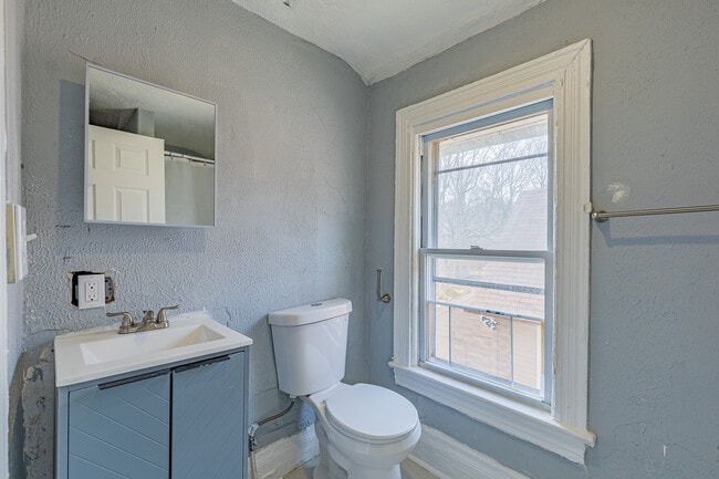 Building Photo - 383 Champlain St