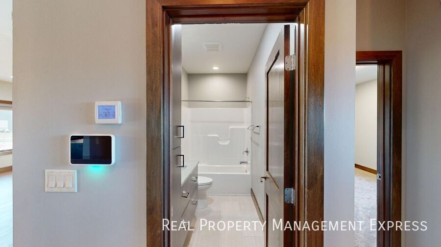 Building Photo - Beautiful 7 Bedroom 4 Bath Residence with ...