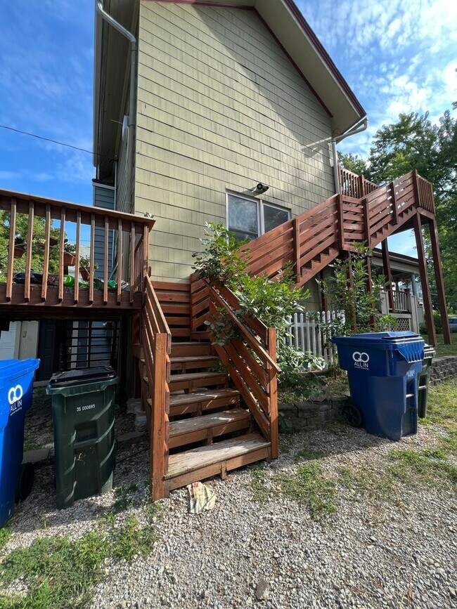 Building Photo - 916 Bridge Ave