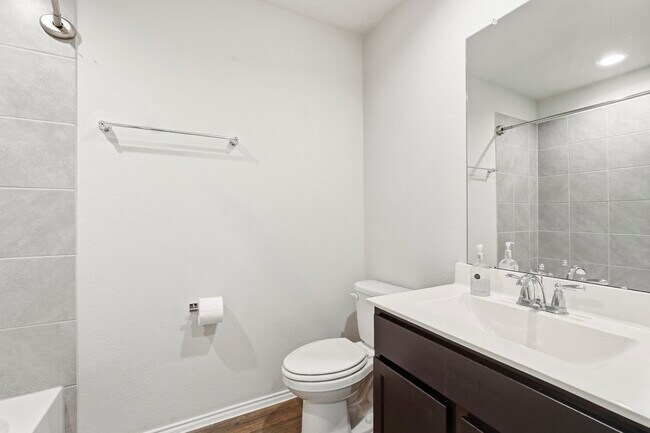 Building Photo - 3935 Country Club Dr