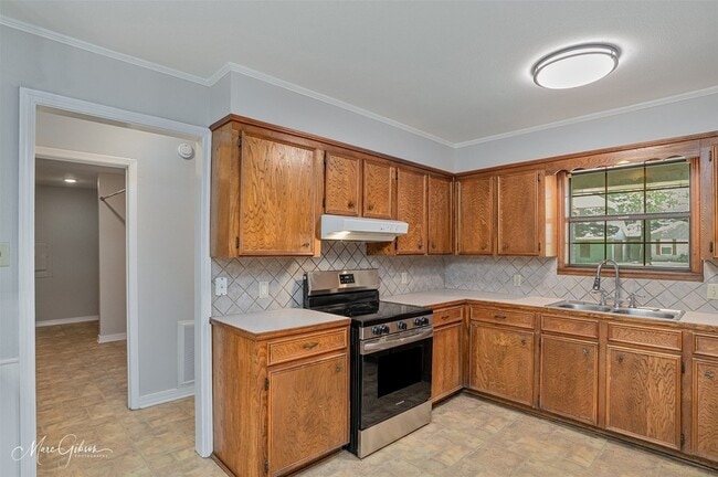 Building Photo - 108 Deerwood Ln