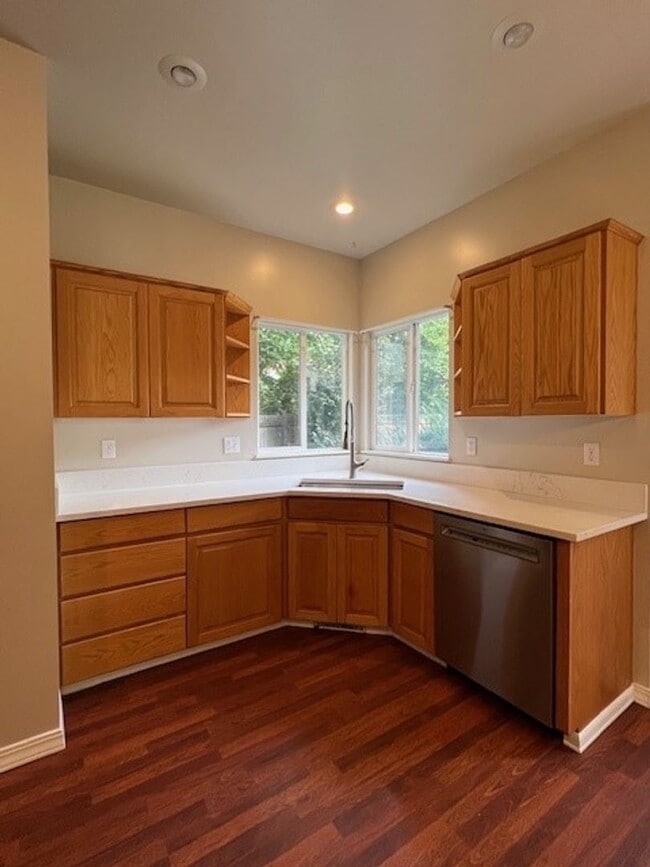 Building Photo - Beautiful 5bd 3ba home on corner lot, Edge...