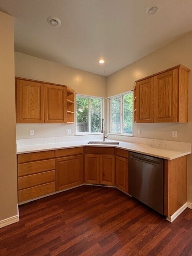 Building Photo - Beautiful 5bd 3ba home on corner lot, Edgeview Estates Sub in Boise