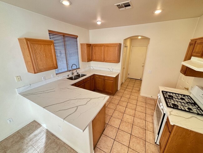 Building Photo - Gorgeous 3BED / 2.5 BATH home located in the gated community of Peccole Ranch!