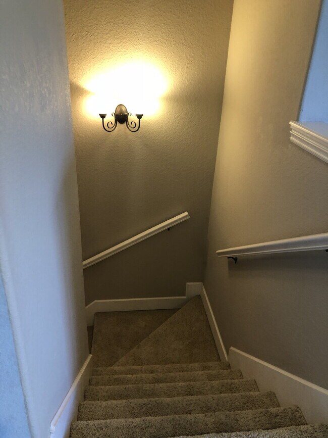 Building Photo - 4BR / 3Car garage / Fully fenced in backyard - Stunning property