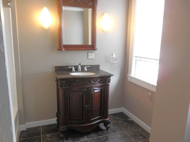 Building Photo - 103 Tell St