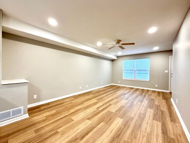 Building Photo - 511 Glenstone Springs Dr