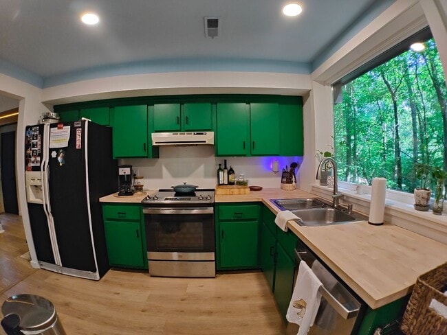 Building Photo - Updated Two bedroom Contemporary with huge...