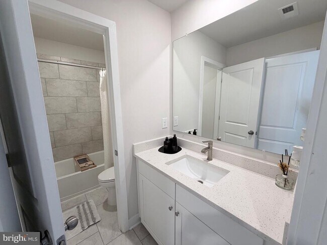 Building Photo - 2835 Bridgewater Dr