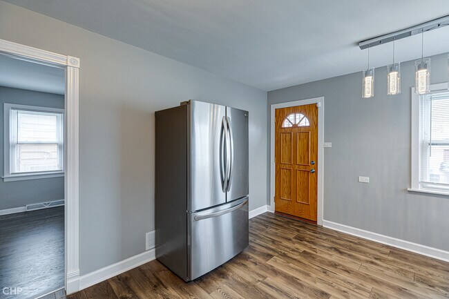 Building Photo - 5812 W 63rd Pl