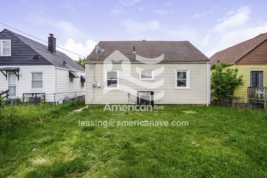 Building Photo - 982 E 14th Ave