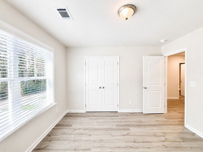 Building Photo - Discover modern living in the heart of Cornelia!