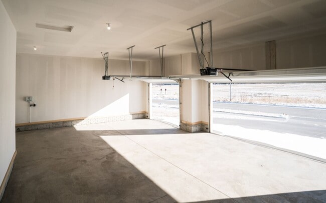 Building Photo - HUGE 4 Bed Home for Rent!