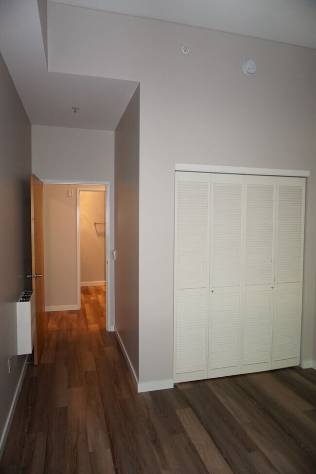 Building Photo - 701 Columbia St