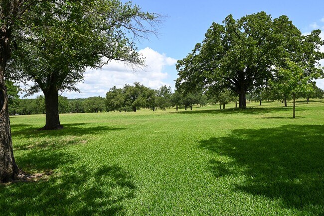 Building Photo - Beautiful 3 bedroom 2 bath Runaway Bay,  TX