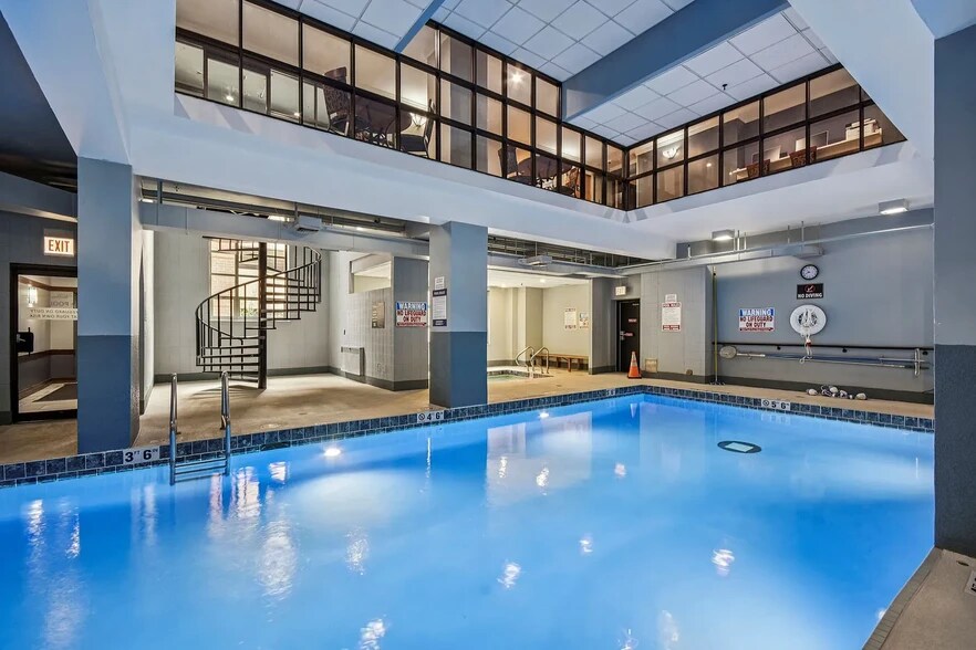 Building Photo - 10 E Delaware Pl