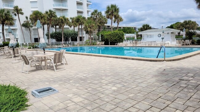 Building Photo - 1000 Longboat Club Rd