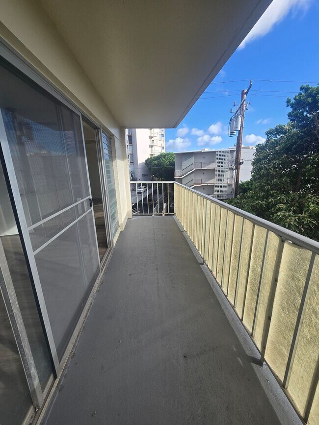 Building Photo - Conveniently located and secured 1-bedroom, 1-bathroom
