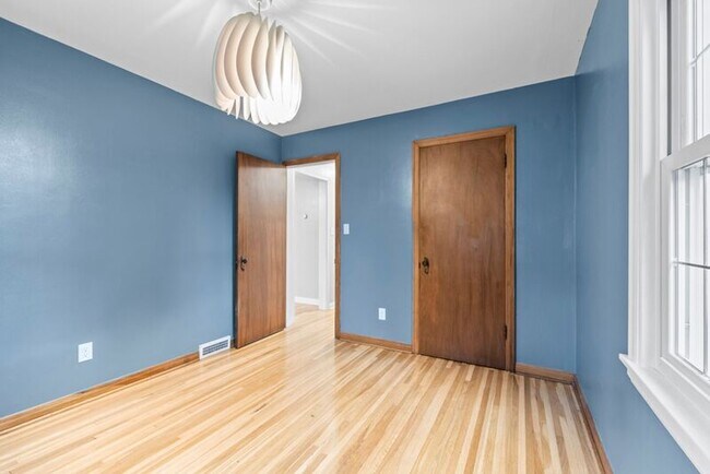Building Photo - 304 E Schreyer Pl