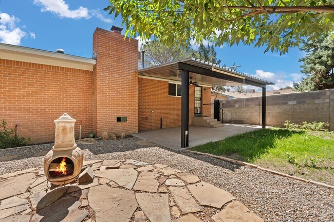 Building Photo - Large 4 Bedroom 2 Bath House