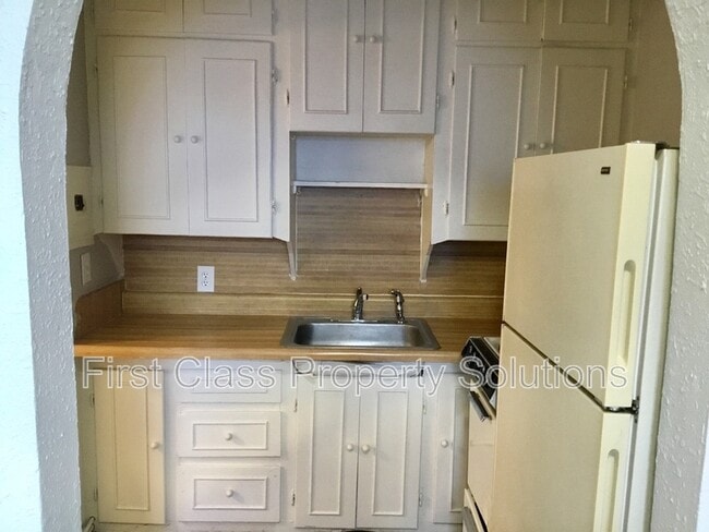 Building Photo - 2215 Cashion Pl