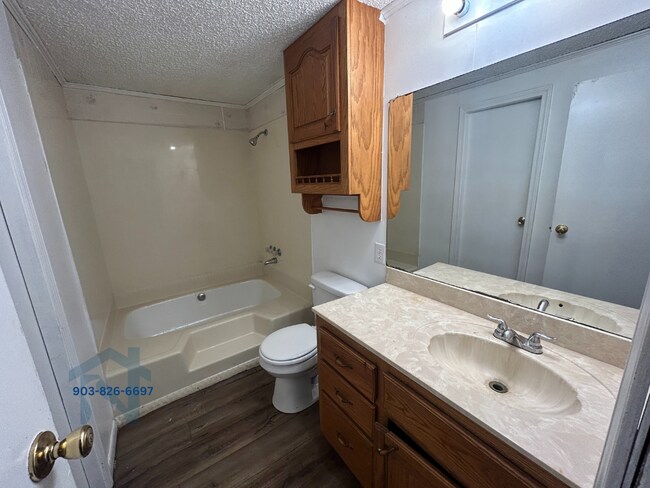 Building Photo - 605 W Taylor St