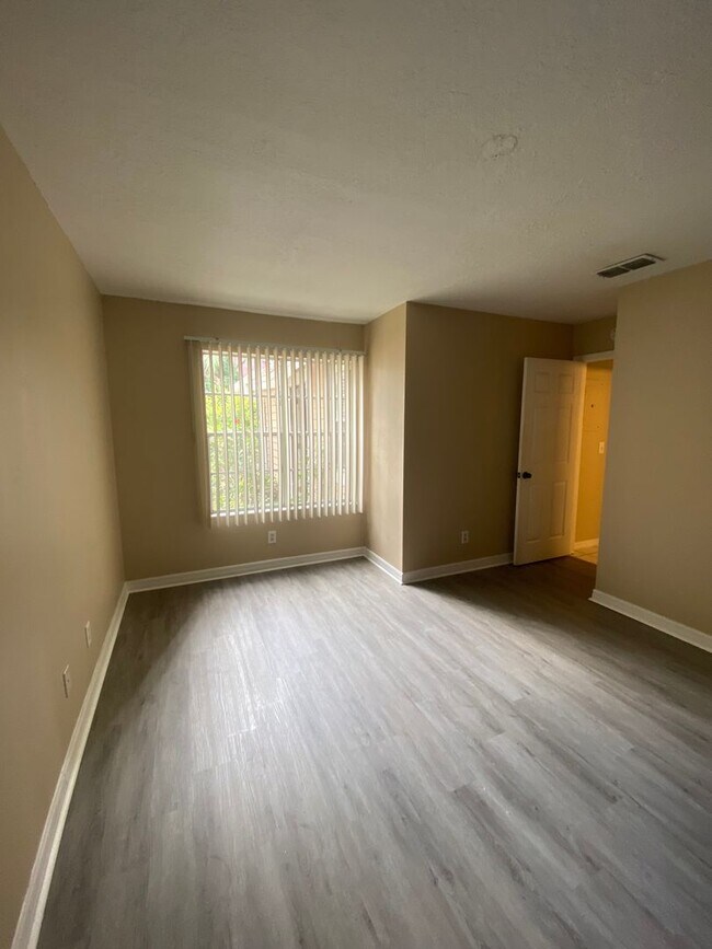 Building Photo - 575 Bloomington Ct