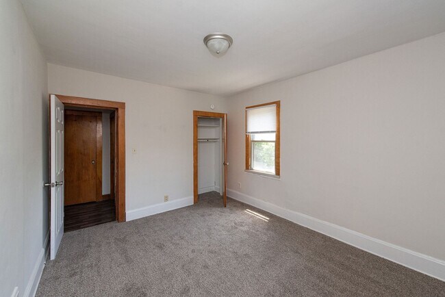Building Photo - COVEDALE - Charming 3 bed apt, upstairs of...