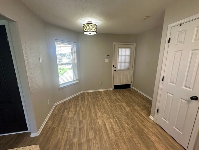 Building Photo - 3104 Valley Oaks Cir