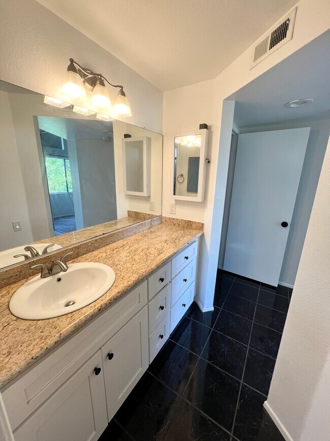Building Photo - 13115 Le Parc Blvd