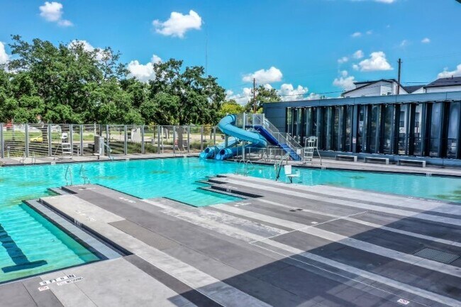 Building Photo - 2816 St Emanuel St