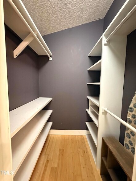 Building Photo - 1000 Meadowgreen Dr