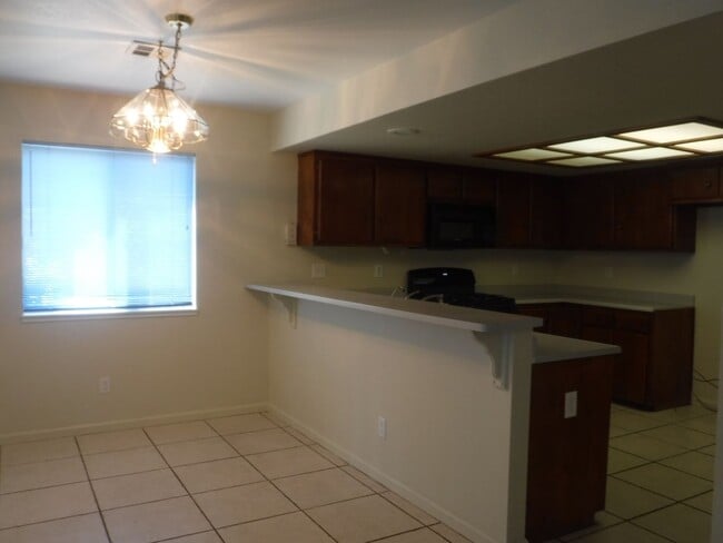 Building Photo - Great Neighborhood Close to Schools and Sh...