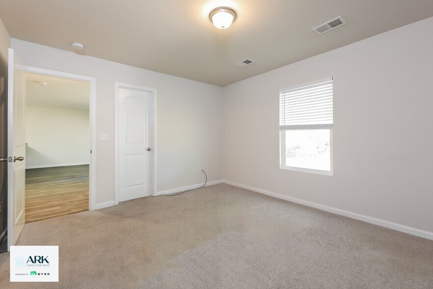Building Photo - 161 Queens Cir