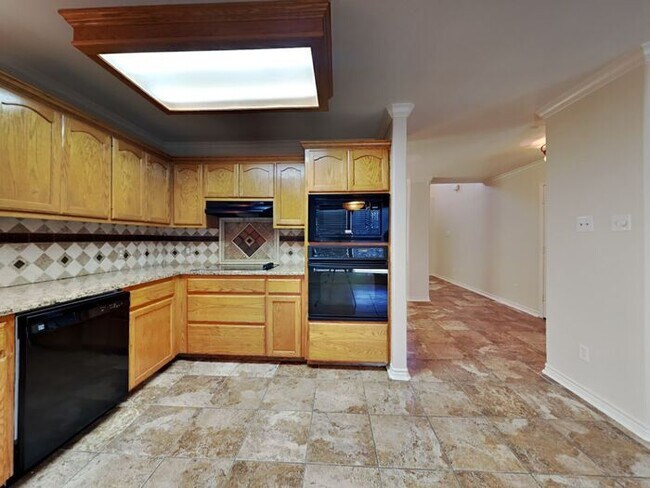 Building Photo - No Application Fees* $500 off first month....