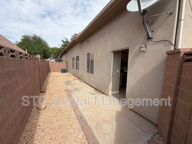 Building Photo - 449 W 500 N