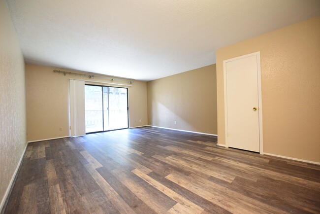 Building Photo - Spacious 2 story townhome in gated and gua...