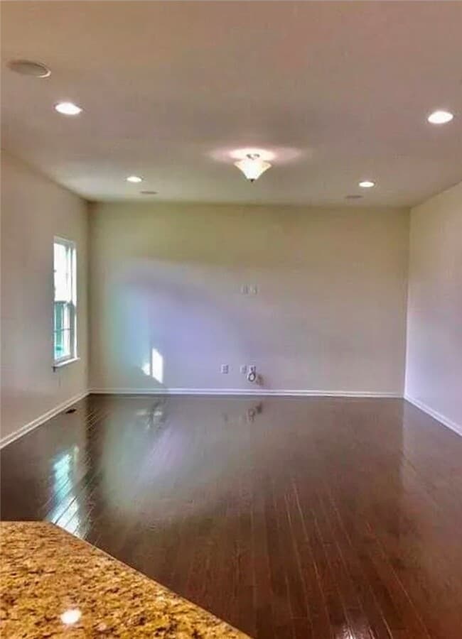 Building Photo - 251 Elmcrest Rise