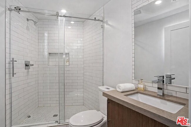 Building Photo - 2115 Beachwood Terrace