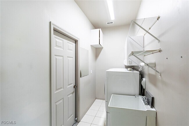 Building Photo - 8361 Trentwood Ct