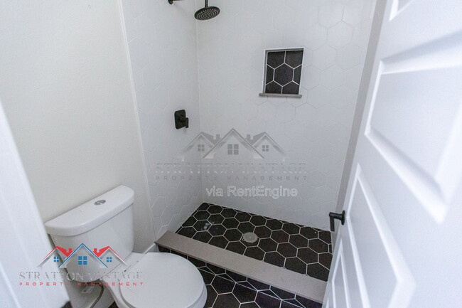 Building Photo - 712 W 14th St