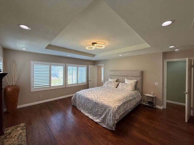 Building Photo - Fully Furnished 5 bedroom home