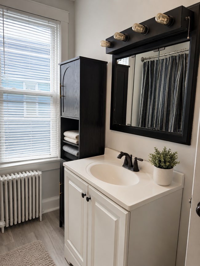 Building Photo - Modern 2 bedroom End-of-Row Townhome in Rothsville - w/ Garage & In Unit Laundry!