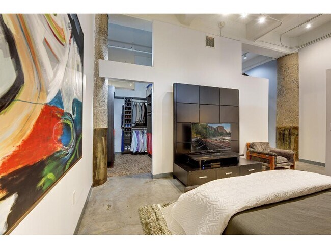 Building Photo - 700 N Washington Ave