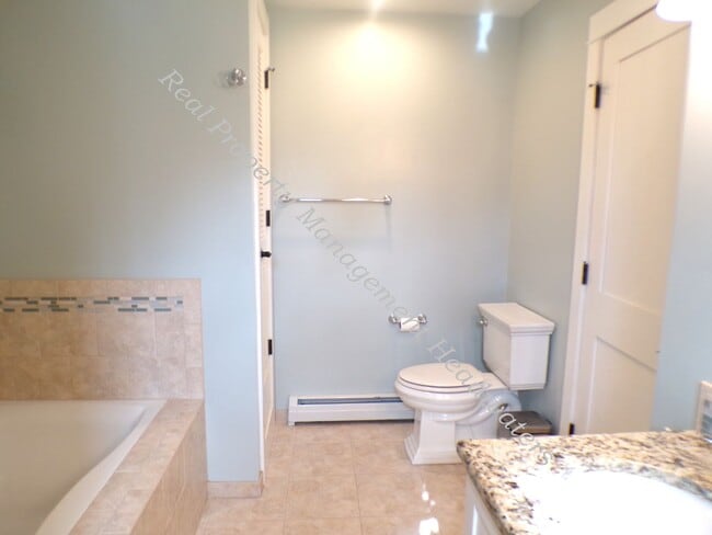 Building Photo - 5 Bedroom 2-1/2 Bath House for Rent