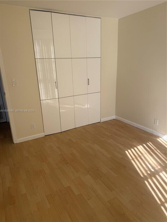 Building Photo - 3475 N Country Club Dr