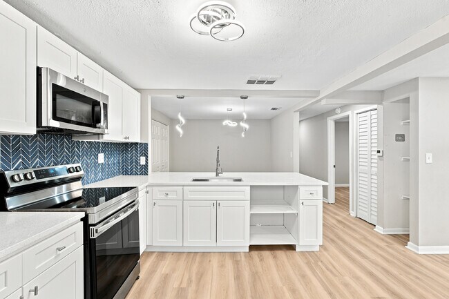 Building Photo - 5822 Tampico Rd